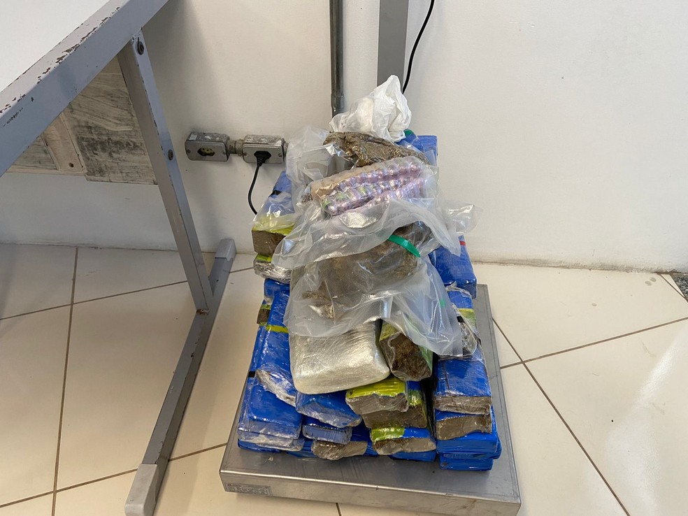 Policia Rodoviária Federal apreende mais de 35 kg de maconha na Rodovia Presidente Dutra em Lavrinhas. — Foto: Divulgação/PRF