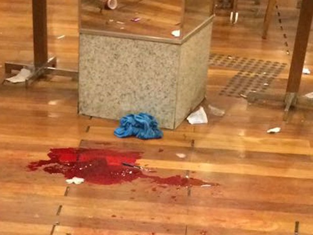 Testemunha registrou sangue no chão do Park Shopping, em Campo Grande (Foto: Enviado por Whatsapp)