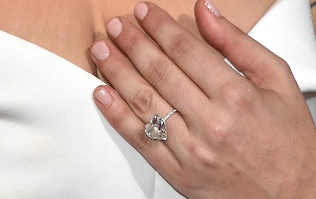 O anel de noivado de Lady Gaga custou cerca de R$ 2 milhões – mas parece até pouco em comparação a seus brincos de R$ 32 milhões... (Foto: Reprodução)