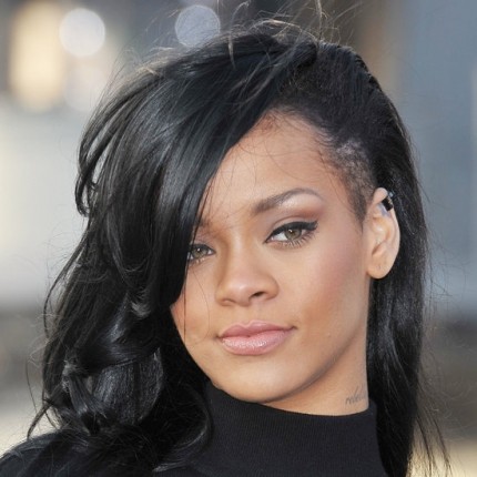 A celebs Rihanna quando adotou o corte sidecut (Foto: Divulgação)