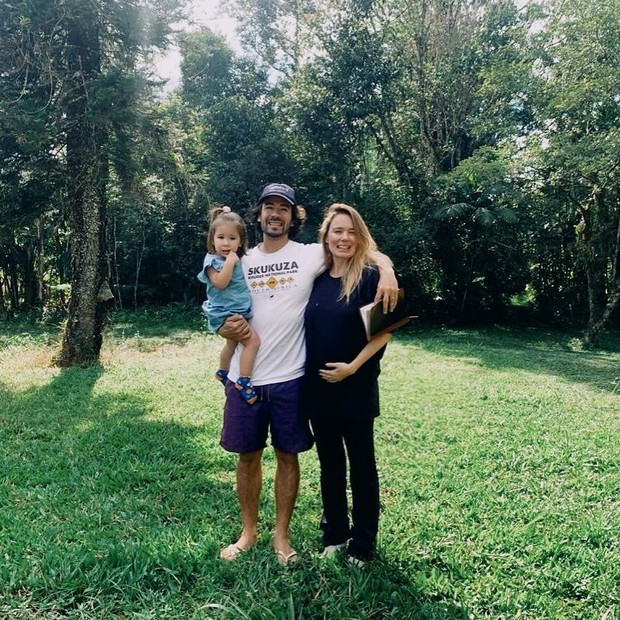 Graziella Schmitt com o marido, Paulo Leal, e a filha, Constance (Foto: Reprodução/Instagram)
