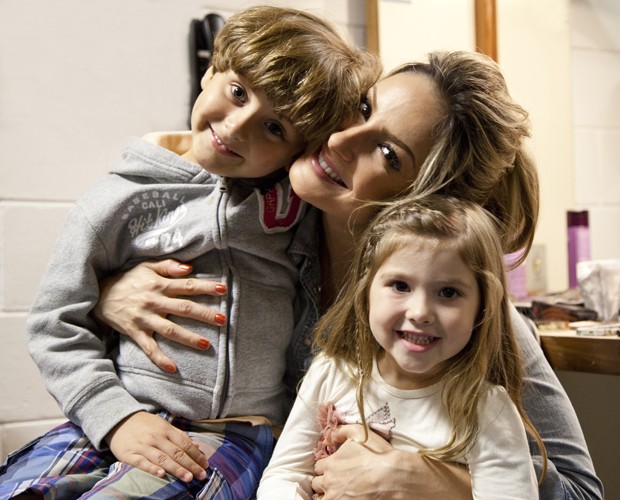 Claudia Leitte com seu filho mais velho, Davi, e a primogênita de Daniel, a pequena Lara (Foto: Isabella Pinheiro/TV Globo)
