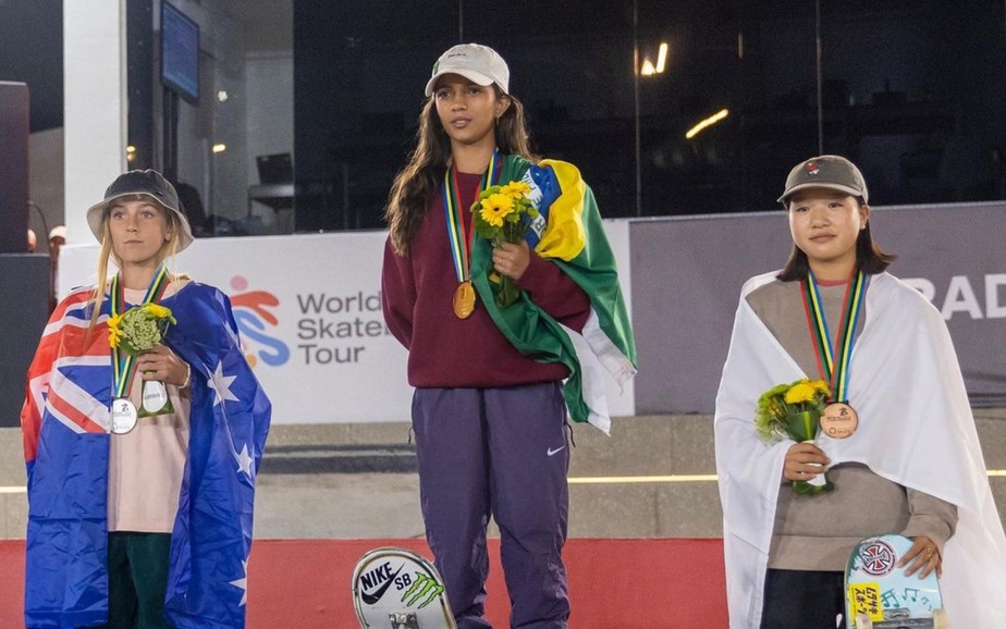 Rayssa Leal comemora vitória no Mundial de Skate Street