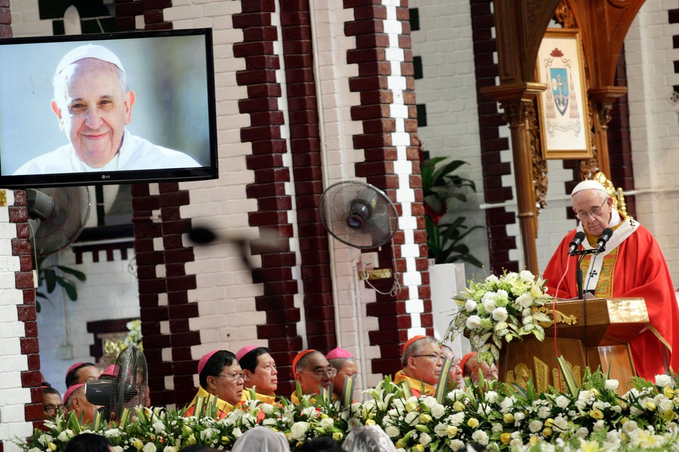 Papa Francisco celebra missa na catedral Santa Maria, em Yangon, em Mianmar, no seu último compromisso antes de partir para Bangladesh nesta quinta-feira (30)  (Foto: Andrew Medichini/ AP)