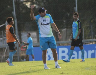 Enderson orienta treino do Grêmio (Foto: Diego Guichard)