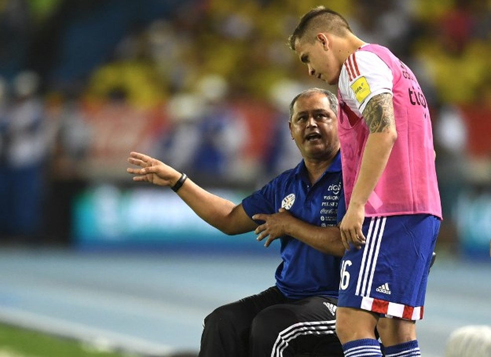 Robert Piris com Arce, em aÃ§Ã£o pela seleÃ§Ã£o paraguaia (Foto: Luis Acosta / AFP)