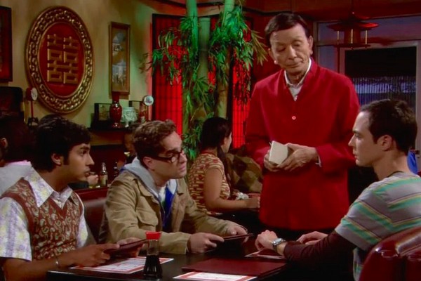 O ator James Hong em cena da série The Big Bang Theory (Foto: Reprodução)