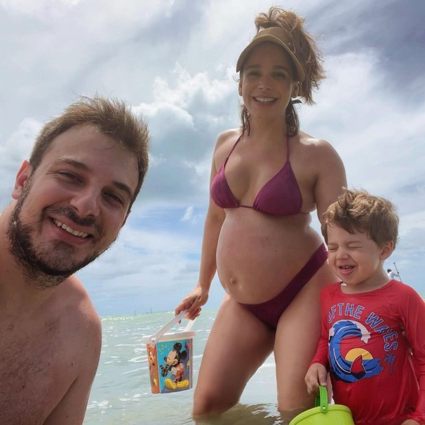 Grávida pela terceria vez, Sabrina Petraglia posa em praia de Alagoas com o marido, Ramon Velazquez, e o filho mais velho, Gael (Foto: Reprodução/Instagram)
