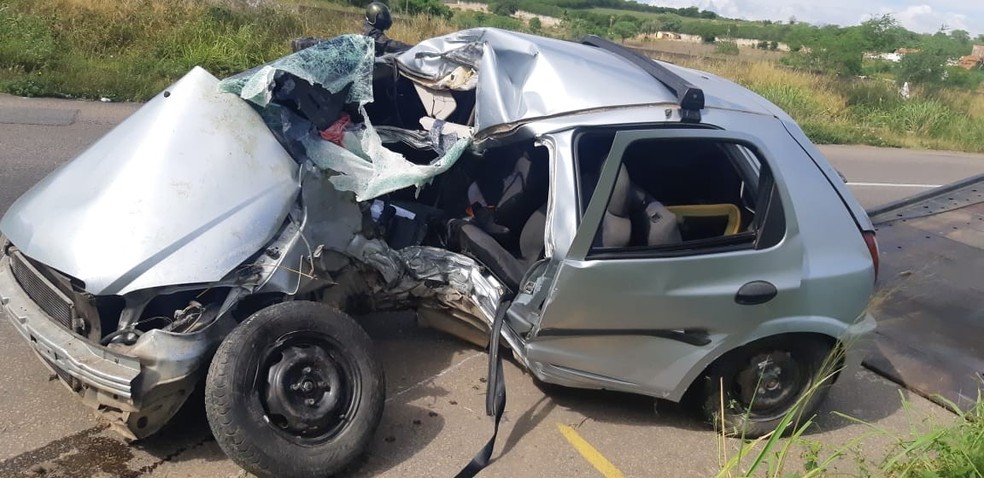 Carro ficou destruído após acidente na BR-232, em Caruaru — Foto: PRF/Divulgação