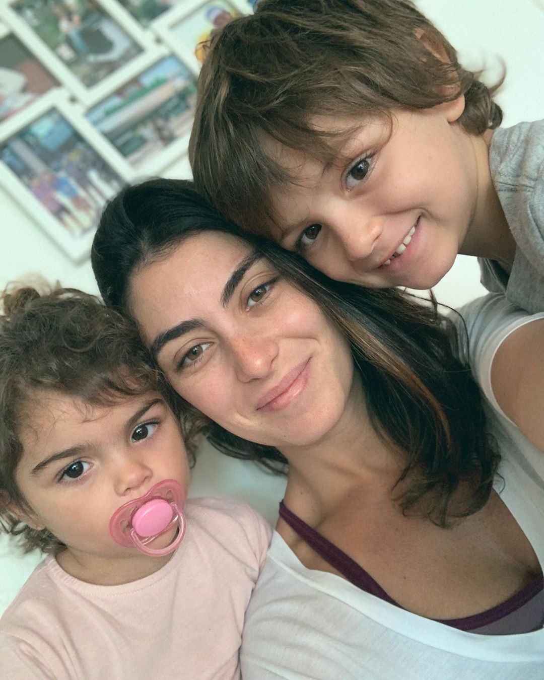 Mariana Uhlmann e os dois filhos (Foto: Reprodução/Instagram)