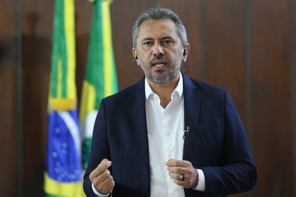 Elmano de Freitas é entrevistado pela TV Verdes Mares no Palácio da Abolição. — Foto: Fabiane de Paula