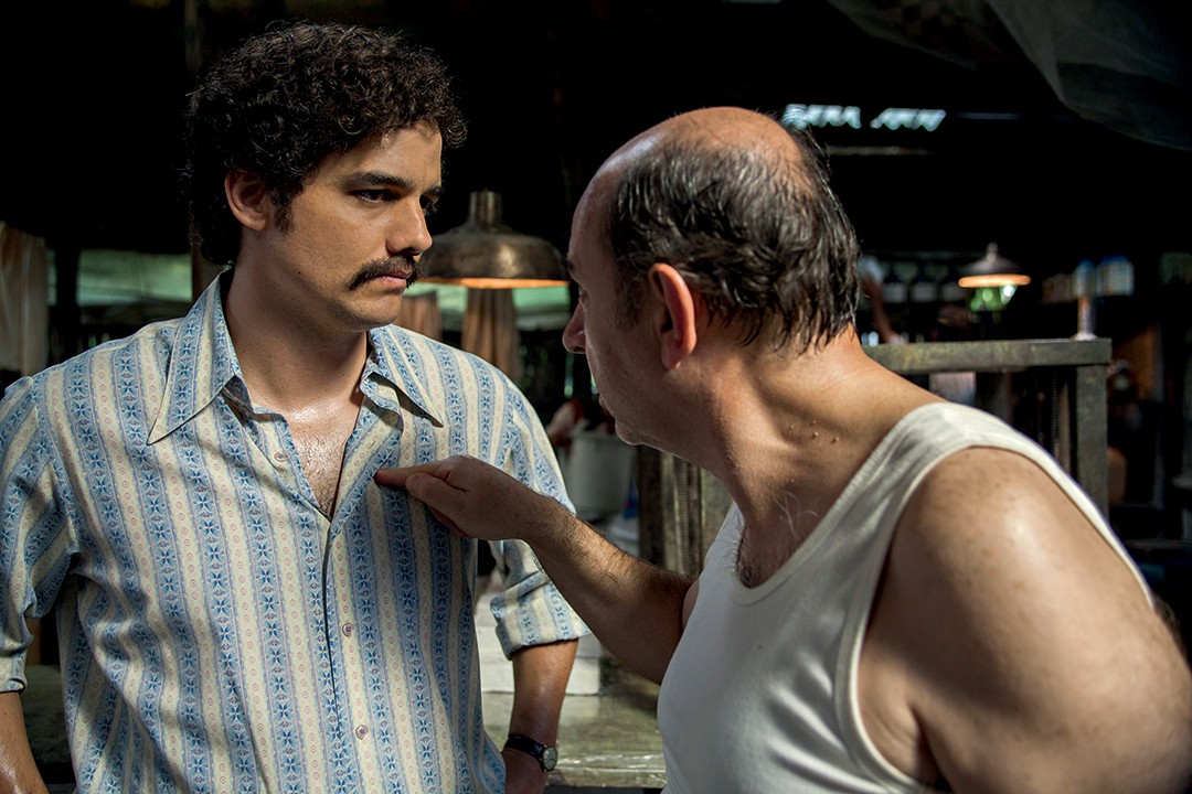 Como Pablo Escobar em cena de narcos (2015) (Foto: Divulgação)