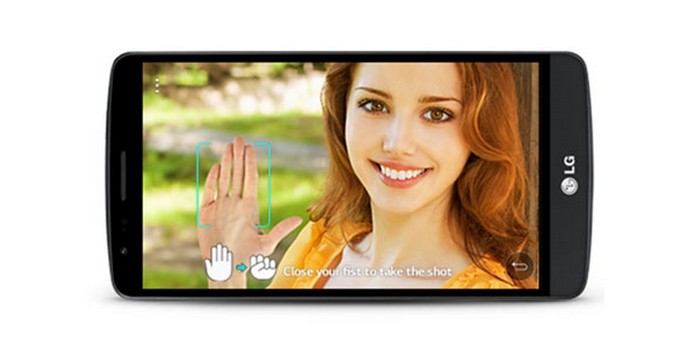 LG G3 Beat permite tirar selfies abrindo e fechando a mão na frente da câmera (Foto: Divulgação/LG)