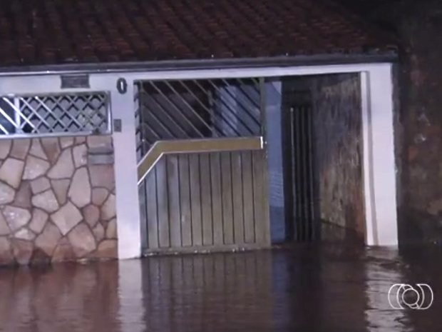 Chuva alaga casas em Goiânia, Goiás (Foto: Reprodução/ TV Anhanguera)