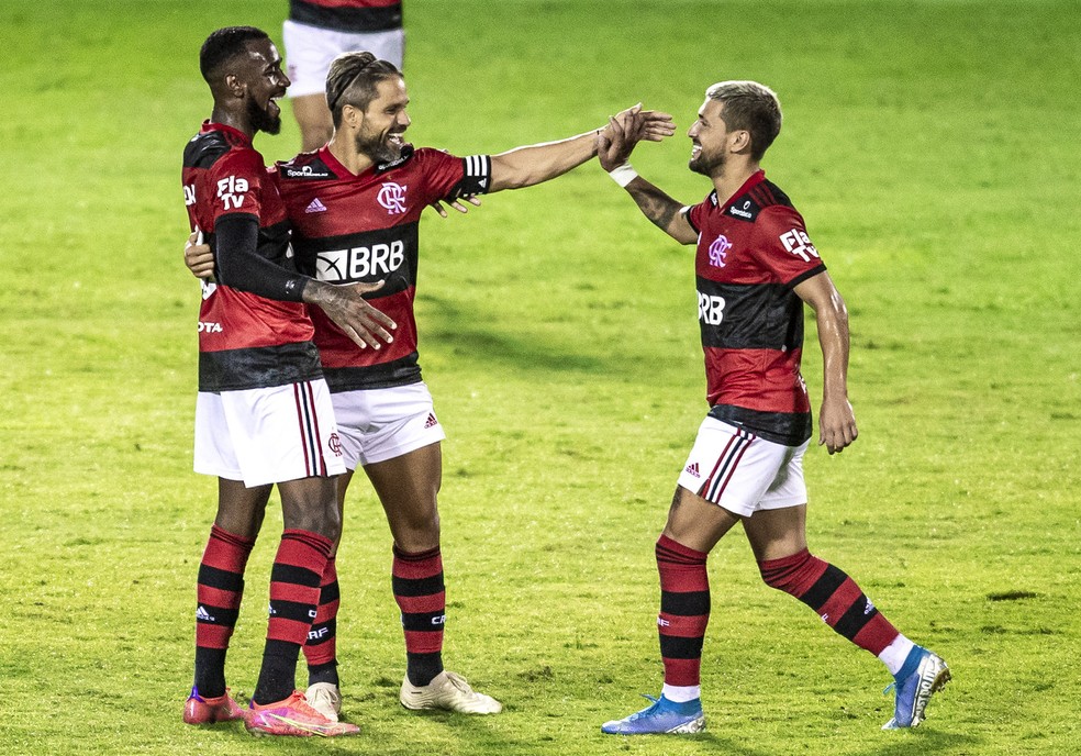 Diego, Gerson e Arrascaeta comemoram gol do Flamengo contra o Madureira — Foto: Marcelo Cortes/Flamengo