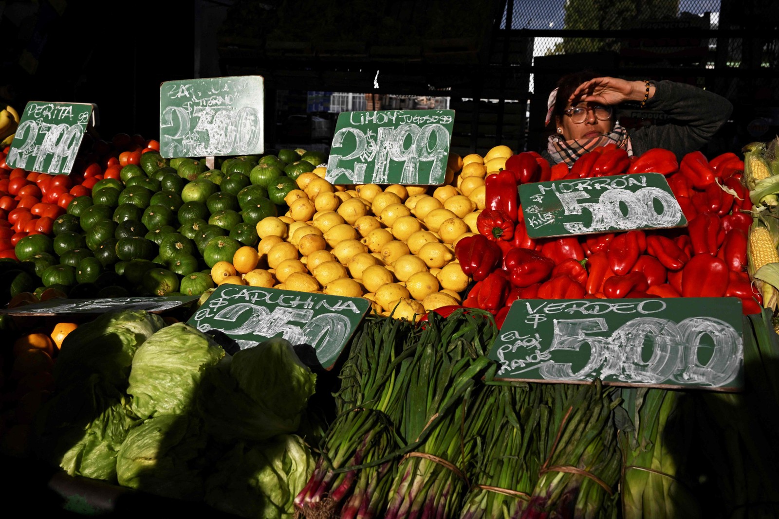 Uma mulher vende frutas e verduras no Mercado Central de Buenos Aires. Peso argentino sofre constante desvalorização em relação ao dólar americano. — Foto: Luis ROBAYO / AFP