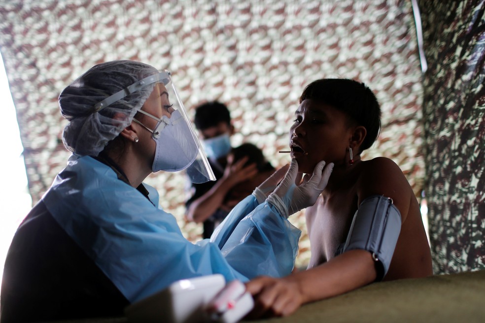 1&ordm; de julho - Equipe m&eacute;dica das For&ccedil;as Armadas examinam ind&iacute;gena Yanomami em um pelot&atilde;o especial de fronteira, onde est&atilde;o sendo realizados testes para a Covid-19, na terra ind&iacute;gena de Surucucu, em Alto Alegre, Roraima &mdash; Foto: Adriano Machado/Reuters