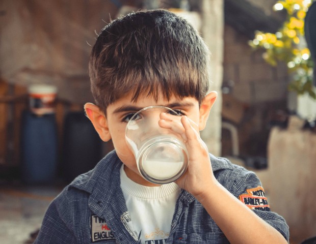 Leite e água: bebidas recomendadas para crianças (Foto: Pexels)