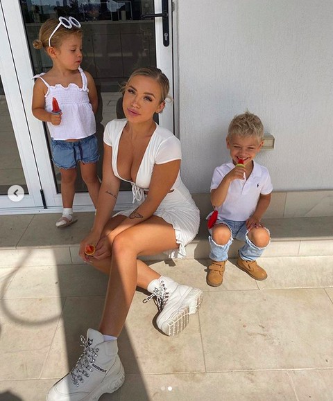 A modelo e influencer Tammy Hembrow com os filhos (Foto: Instagram)