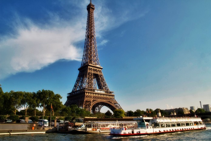 Torre Eiffel se tornou extremamente popular entre turistas de todo o mundo (Foto: Artur Staszewski/Wikimedia)