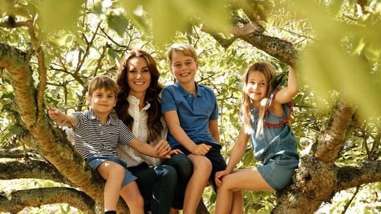 Kate Middleton publica fotos com os filhos em Dia das Mães no Reino Unido
