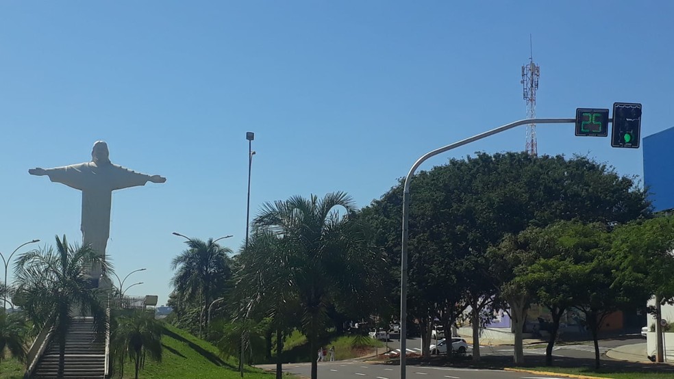 Semáforos na rotatória do Cristo, na Avenida Manoel Goulart, começaram a operar nesta segunda-feira (25) — Foto: Emerson Sanchez/TV Fronteira