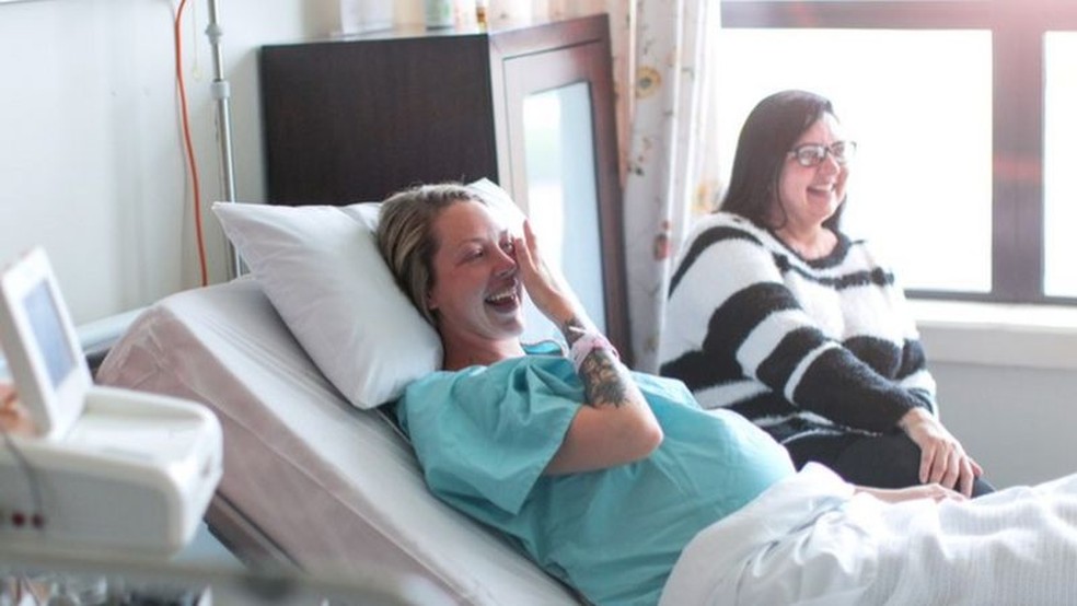 A forma como o paciente e sua família lidam com a doença pode fazer diferença no resultado final do tratamento e na recuperação — Foto: Getty Images via BBC