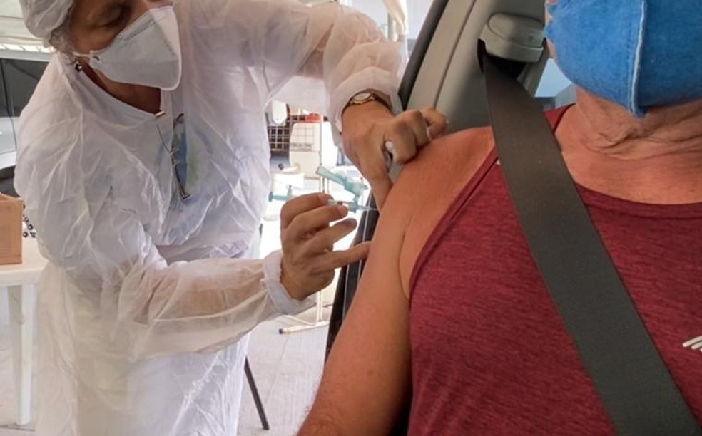 Idoso sendo vacinado contra a Covid-19 no drive-thru do Geraldão, na Zona Sul do Recife — Foto: Pedro Alves/G1