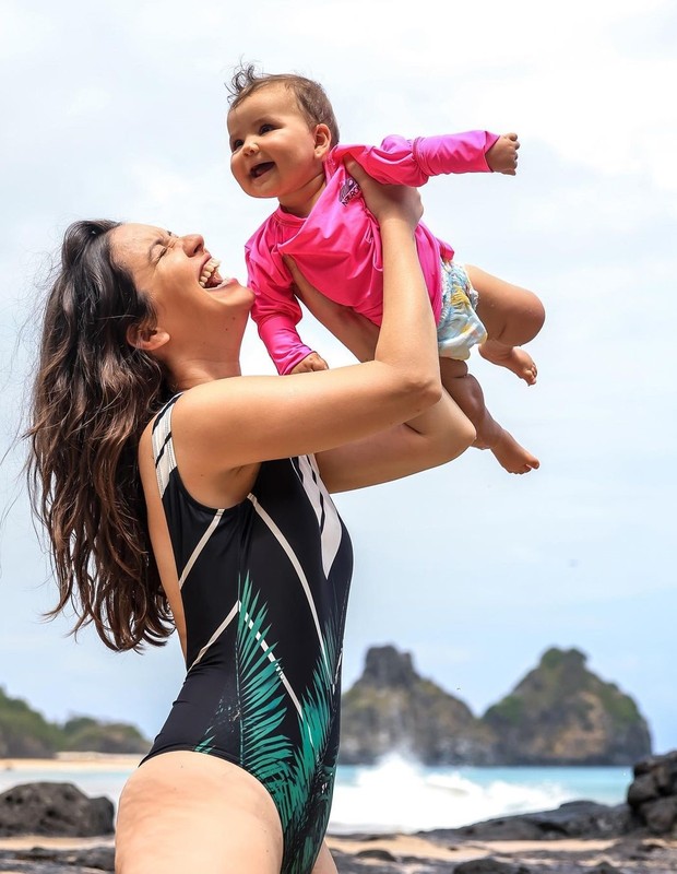 Nathalia Dill com a filha na praia (Foto: Reprodução/Instagram)