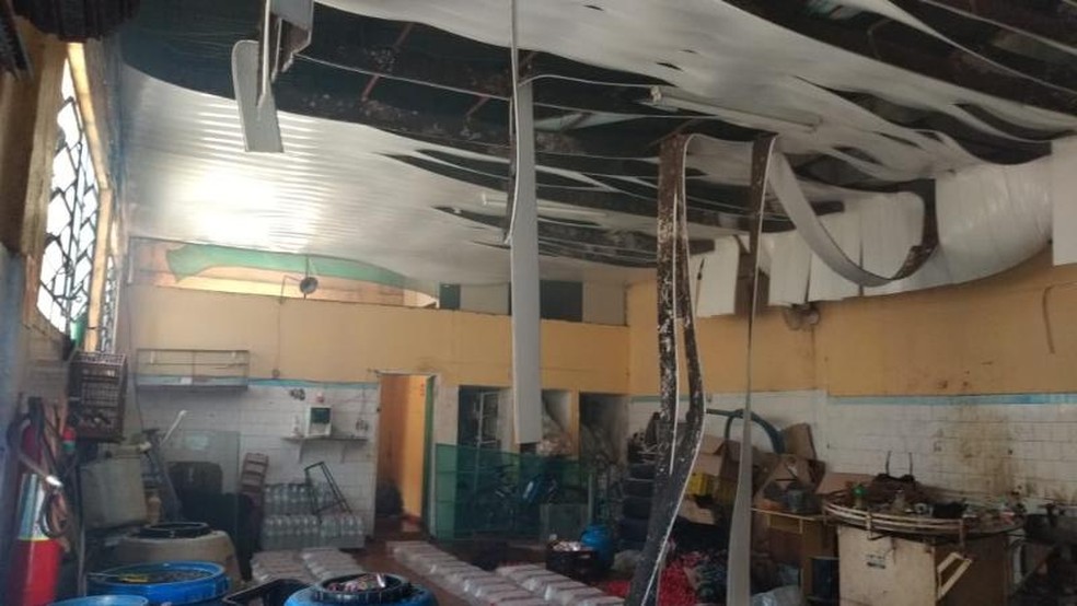 Barrac&atilde;o que pegou fogo em Ourinhos (SP) &eacute; um alambique &mdash; Foto: Corpo de Bombeiros/Divulga&ccedil;&atilde;o