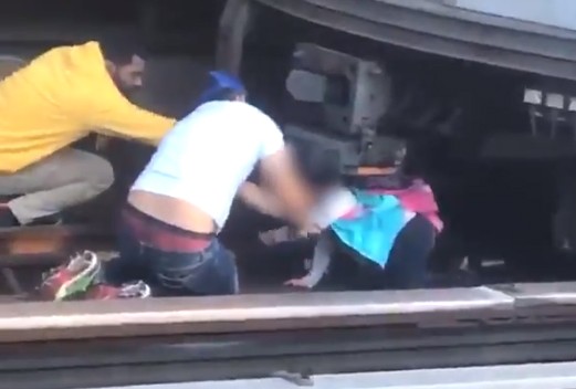 A menina foi resgatada por passageiros que estavam na plataforma (Foto: Reprodução The Sun)