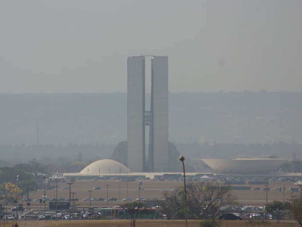 Após registrar o dia mais quente do ano nesta segunda-feira (10), com 31,6º C, o Distrito Federal amanheceu nesta terça com céu parcialmente nublado com névoa seca. A previsão do tempo indica que a temperatura nesta terça vai variar entre 18ºC e 30º C. A  — Foto: Vianey Bentes/TV Globo
