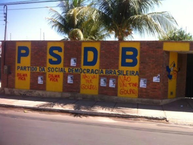 Sede do PSDB em Juazeiro do Norte amanhace pichada: não vai ter golpe (Foto: Arquivo pessoal)