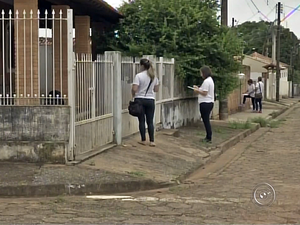 Moradores impedem entrada de agentes de vetores em casas de Buri (Foto: Reprodução/TV TEM)