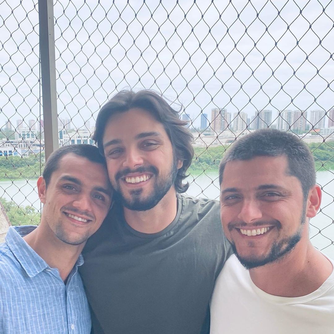 Felipe Simas, Rodrigo Simas e Bruno Gissoni (Foto: Reprodução Twitter e Reprodução Instagram)