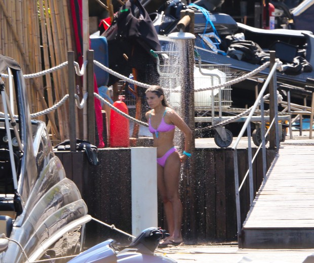 Isabella Santoni toma chuveirada na praia da Barra (Foto: Dilson Silva/AgNews)