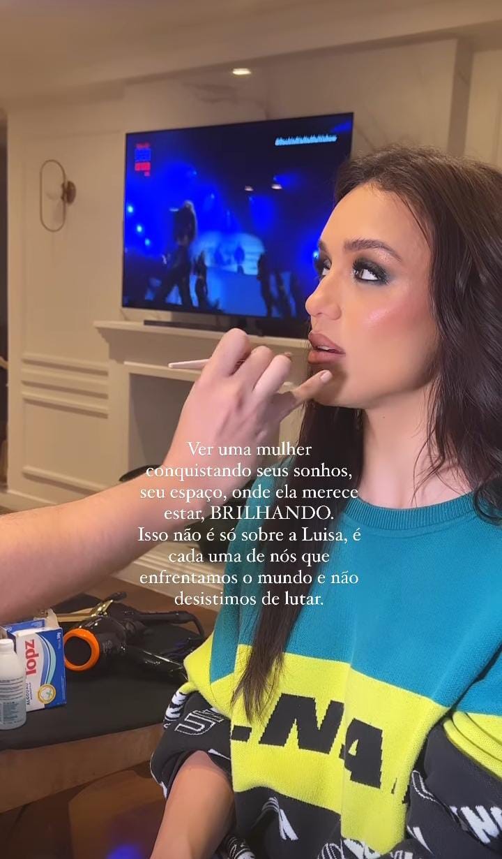 Rafa Kalimann se emocionou ao ver show de Luisa Sonza pela TV (Foto: Reprodução / Instagram)