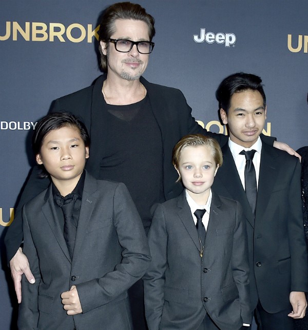 O ator Brad Pitt e três de seus seis filhos (Foto: Getty Images)