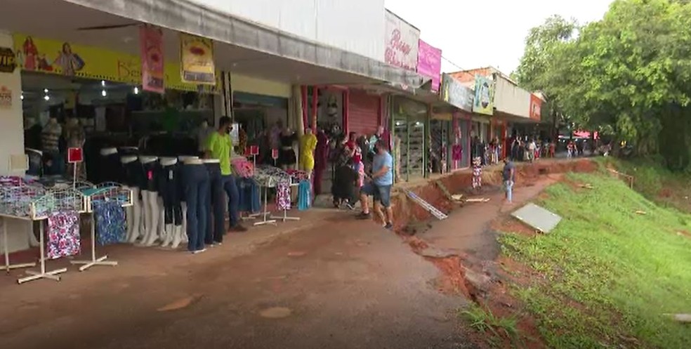 Barranco cedeu e ameaça lojas em calçadão — Foto: Reprodução/Rede Amazônica Acre