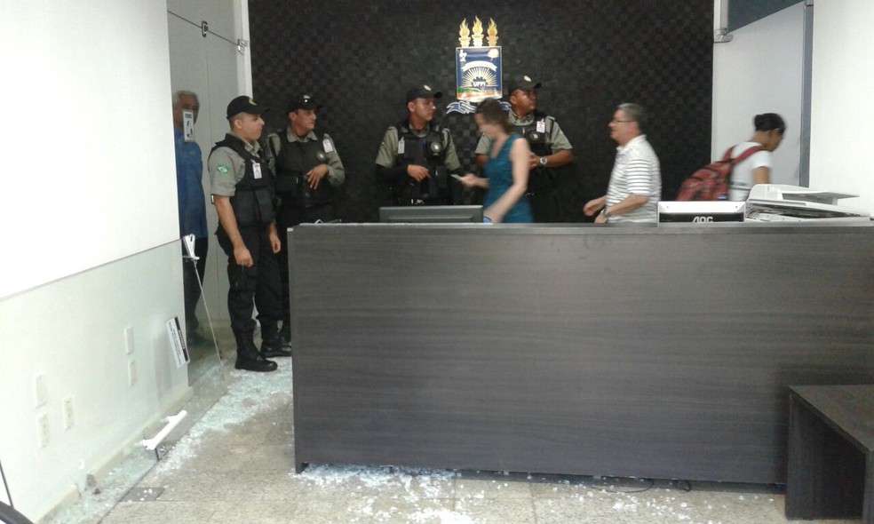 Porta da reitoria foi quebrada quando alunos chegaram (Foto: Gilcilena Araújo/G1)