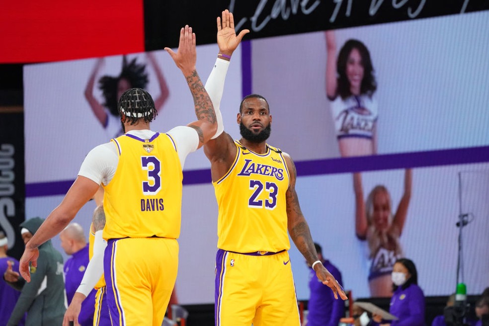 Anthony Davis e LeBron James na final da NBA — Foto: Jesse D. Garrabrant/NBAE via Getty Images