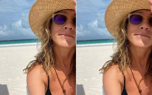 Jennifer Aniston faz selfie em praia deserta 