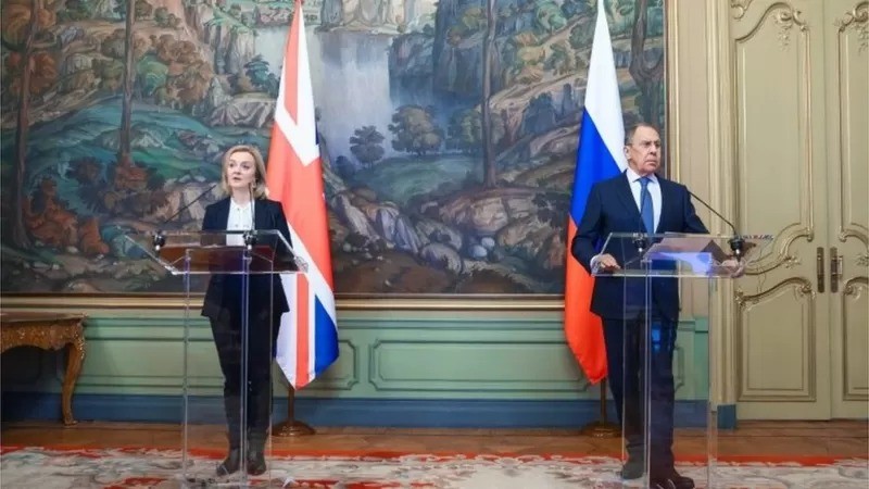 Liz Truss realizou uma entrevista coletiva de imprensa conjunta com o ministro das Relações Exteriores da Rússia, Sergei Lavrov, nas semanas anteriores à invasão da Ucrânia (Foto: EPA via BBC)