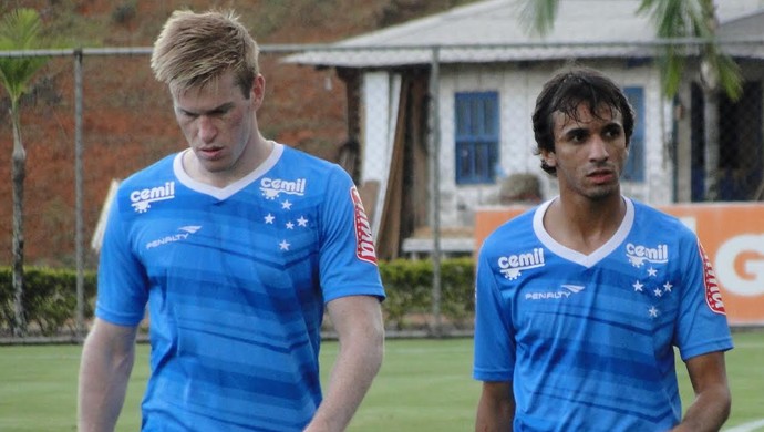 Cauteloso, lateral Mayke participa de treino para enfrentar a Chapecoense