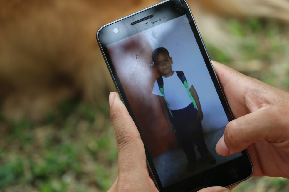 Kimberly mostra a foto do filho mais velho, que ficou na Venezuela â€” Foto: Joyce Heurich/G1