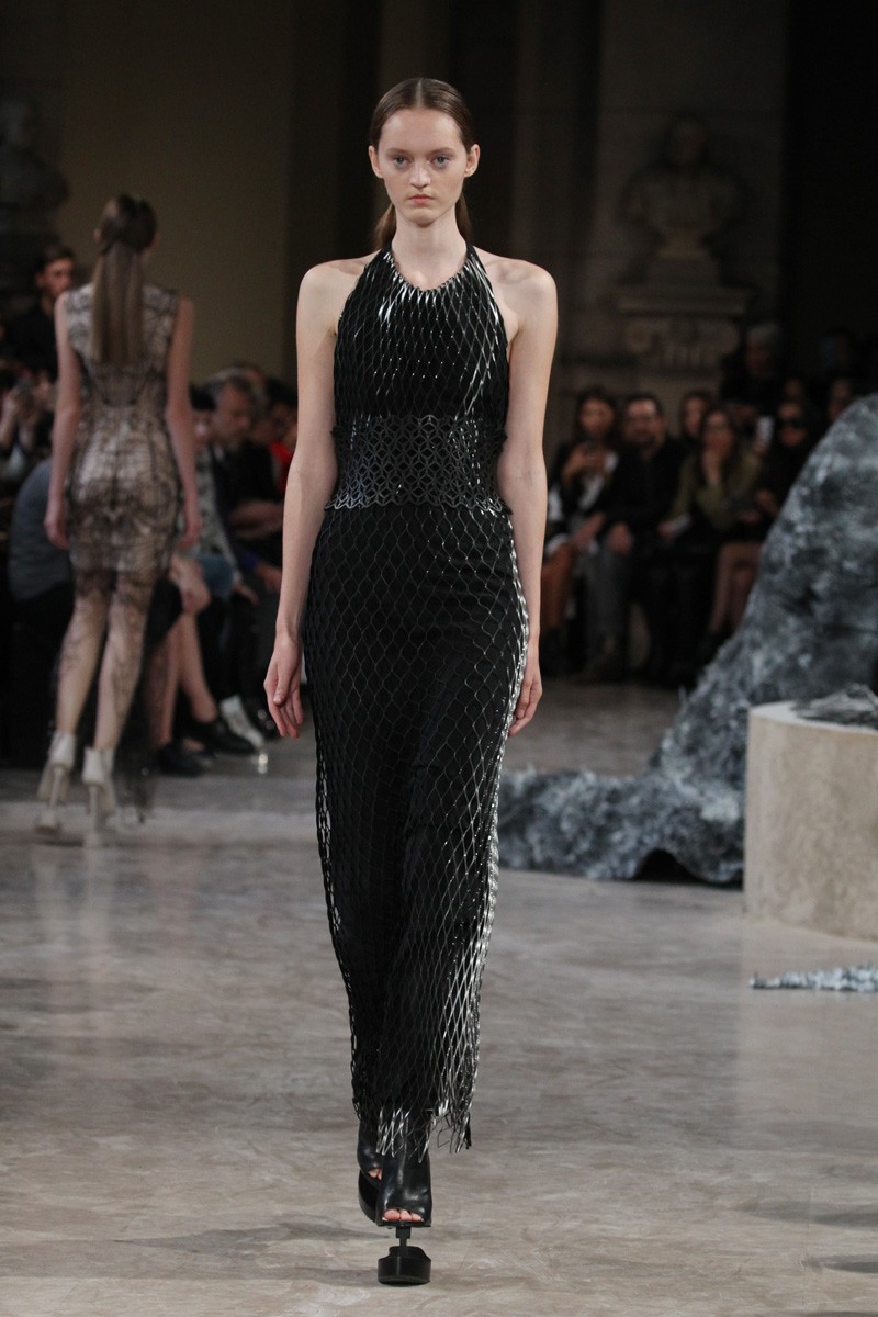 #SuzyPFW: Iris Van Herpen - Keeping Fashion Alive - Vogue | en