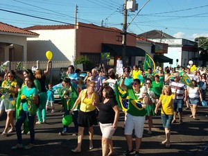 Manifestantes caminharam pela Rua 13 de maio em Dois Córregos  (Foto: Dercio Terrabui Junior/ Arquivo pessoal )