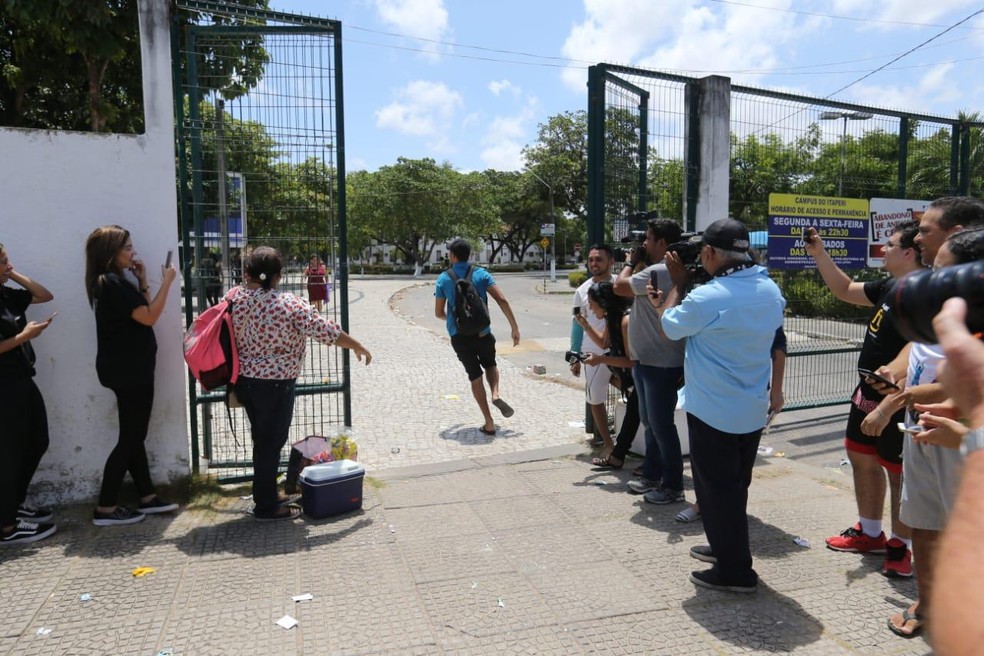 Aluno corre e cruza portão no último minuto na Uece, maior concentração de candidatos do Enem no Ceará — Foto: Thiago Gadelha/SVM