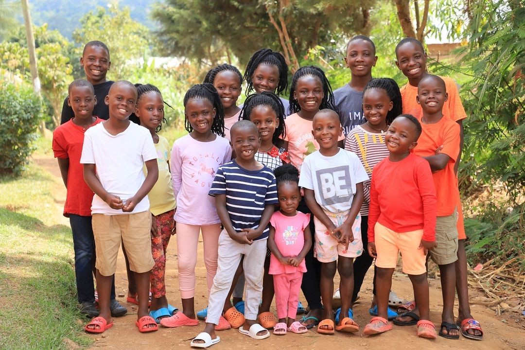 Crianças órfãs de Uganda mostram talento na dança e encantam 1,3 milhão de seguidores com coreografias 