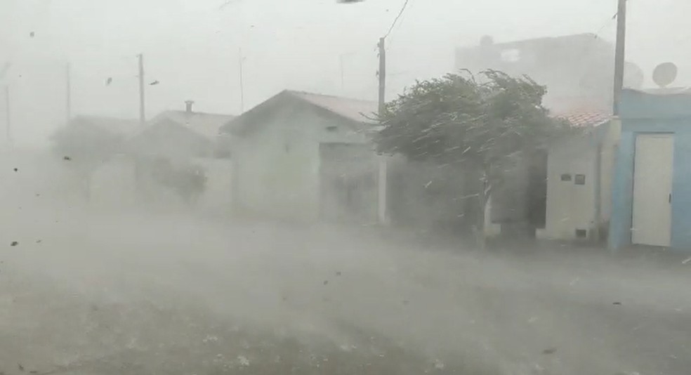 Chuva com granizo e fortes ventos no bairro Santo Antônio em Piracicaba — Foto: Sylvia Brandão/Arquivo pessoal